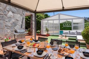 Una mesa con comida y bebidas en un patio. en KARAT Villa Fernanda, en Tacoronte 30 fotos más