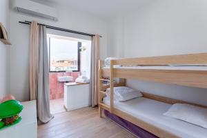 una habitación con dos literas y una ventana en HORIZON MER - Splendide vue Mer et îles, en Marsella