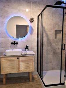 bagno con lavandino e specchio di Klimatyczne Apartamenty Złoty Stok a Złoty Stok