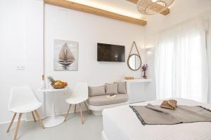 A television and/or entertainment centre at Flèria Seaview Suites