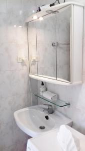 プラヤ・デル・クーラにあるApartamento Amabiliaのバスルーム(洗面台、鏡付)