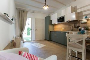 - une cuisine avec des armoires vertes et une table dans une pièce dans l'établissement B&B Le Casette Chieti, à Chieti