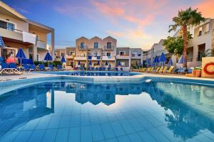 una gran piscina con sillas azules y apartamentos en condominio en Bella Pais, en Máleme