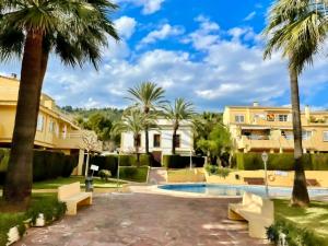 Bazén v ubytovaní Holiday Apartment Javea, Puerto, planta baja, 2 bedr, own garden alebo v jeho blízkosti