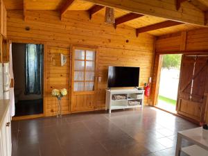 Televízia a/alebo spoločenská miestnosť v ubytovaní Agradable Mini Casa de madera con jardín amplio