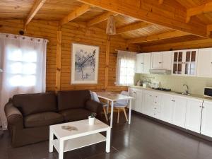 a living room with a couch and a table at Agradable Mini Casa de madera con jardín amplio in La Laguna