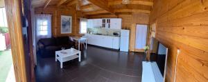 Posedenie v ubytovaní Agradable Mini Casa de madera con jardín amplio