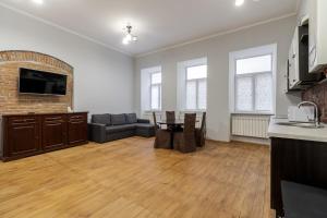 sala de estar con sofá y mesa en Apartment on Stavropihiiska Street 3, en Leópolis