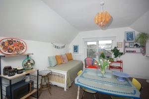 uma sala de estar com um sofá e uma mesa em Enjoy Ventnor 2, Pier Street, Wightlink offer em Ventnor