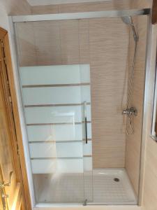 eine Dusche mit Glastür im Bad in der Unterkunft Casa Flori in Celorio