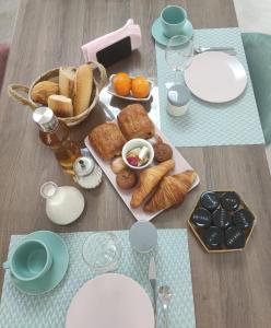 een tafel met een bord gebak en brood erop bij les chambres du Saunier in Salin-de-Giraud