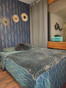 Schlafzimmer mit einem Bett mit blauer Wand in der Unterkunft Orcières Merlette Queyrelet 1, Front de neige in Orcières