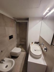 La finestra sul porto في بورتو إركولي: حمام مع مرحاض أبيض ومغسلة +14 صورة