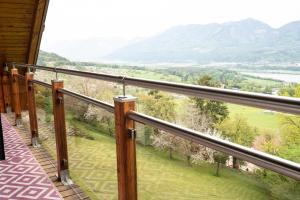 balkon z widokiem na dolinę w obiekcie Appartement Haus Kruschitz II w mieście Ludmannsdorf