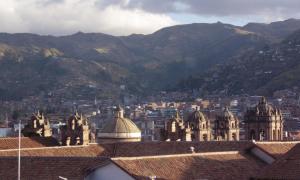 vistas a una ciudad con montañas en el fondo en Hotel Montecristo Cusco, en Cusco