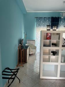 una camera da letto con scrivania e sedia di Esmeralda Apartment a Palermo