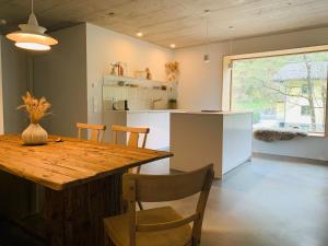 eine Küche und ein Esszimmer mit einem Holztisch in der Unterkunft Bergchalet Ullmannwies in Bad Gastein