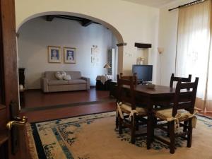 a living room with a table and a couch at Ginevra Casa Vacanze in Panzano