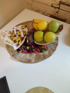 een bord met een fruitschaal op een tafel bij Orion Apatman in Belgrado