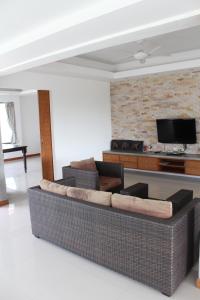 ein Wohnzimmer mit Couch und Fernseher in der Unterkunft B Happy Resort - SHA ExtraPlus in Kamala Beach