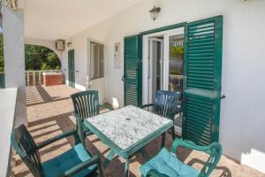 una mesa y sillas en un patio con mesa en House Sun and Sea en Olib