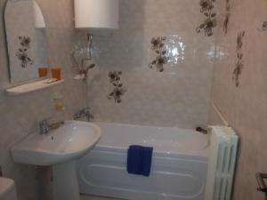 ein Badezimmer mit Waschbecken und Badewanne und Waschbecken in der Unterkunft Apartament Lucica in Mangalia