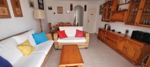 een woonkamer met twee witte banken en een tafel bij MOJACAR PLAYA ADOSADO con piscina in La Marina de la Torre