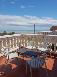 モンコファにあるPreciosas vistas al marのビーチを望むバルコニー(テーブル、椅子付)