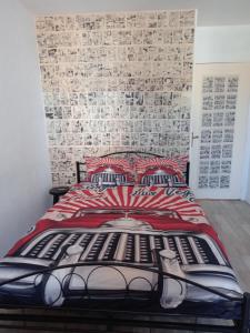 ein Bett in einem Schlafzimmer mit Ziegelwand in der Unterkunft Appartement le labyrinthe du peintre in Bransat