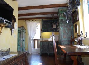 uma sala de jantar com uma mesa e uma televisão em Apartma Antico em Kranjska Gora