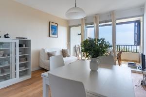 Afbeelding uit fotogalerij van TERRE MARINE - Bel appartement avec terrasse vue mer in Cassis