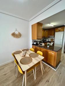 cocina con mesa y sillas en una habitación en Sunny Escape in El Campello, en El Campello