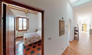 een slaapkamer met een bed in een kamer met een gang bij Villa Cicogna, Private villa with exclusive use pool in Terranuova Bracciolini
