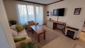 TV a/nebo společenská místnost v ubytování Free SPA в Св. Иван Рилски - Сладък дом сред лукс