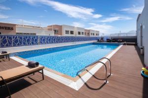 Bazén v ubytování Citadines Al Ghubrah Muscat nebo v jeho okolí