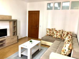 sala de estar con sofá y mesa en Apartments Sija, en Ulcinj