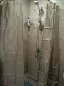 Ένα μπάνιο στο One-room apartment near metro DELISI