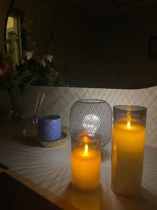 deux bougies assises au-dessus d'une table dans l'établissement شقة انيقه بصاله وغرفه نوم - دخول ذاتي, à Riyad