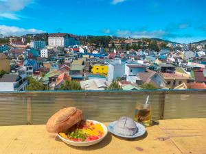Comida en la casa de huéspedes o alrededores