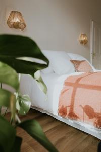 Säng eller sängar i ett rum på La Brise