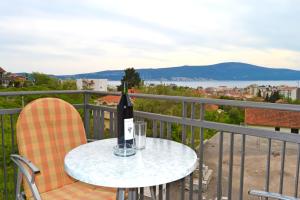 eine Flasche Wein auf dem Tisch auf dem Balkon in der Unterkunft Tivat Apartments in Tivat
