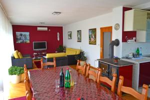 TV a/nebo společenská místnost v ubytování Tivat Apartments