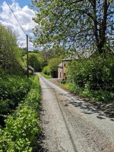 a dirt road with a building on the side at The Old Smithy Bed & Breakfast in Craven Arms
