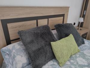 łóżko z dwoma poduszkami na górze w obiekcie Encantadora Casa con Patio w mieście Ronda +26 zdjęć