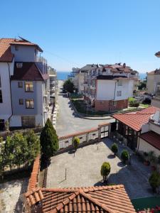 una vista aérea de una ciudad con edificios en Sirena Holidays, en Ravda