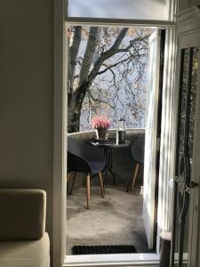 um quarto com uma mesa e uma árvore através de uma porta em Snorri's Guesthouse em Reiquiavique