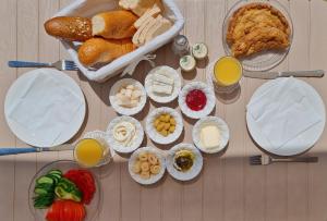 a table full of food and orange juice and bread at Savannah suite in ‘Isfiyā