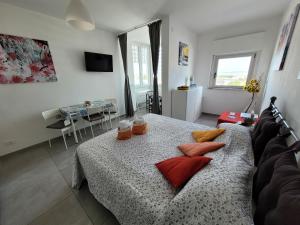 リニャーノ・サッビアドーロにあるRosato 2 Sea View Apartmentのベッドルーム1室(赤い枕のベッド1台付)
