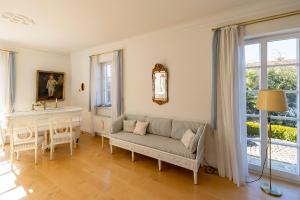 Feriendomizil Villa Bomama في Ebern: غرفة معيشة مع أريكة وطاولة