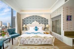 Llit o llits en una habitació de Golden Rose Hotel by THG